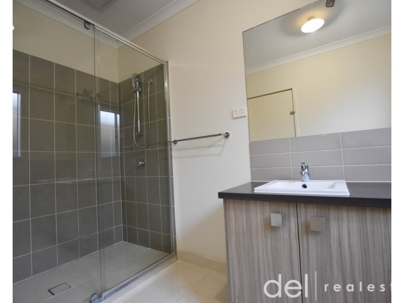 44 Fieldstone Crescent, Cranbourne North VIC 3977