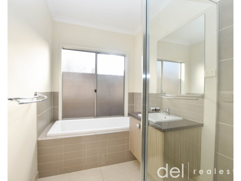 44 Fieldstone Crescent, Cranbourne North VIC 3977