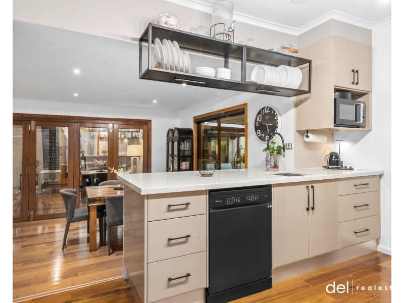 6 Leeside Street, Dandenong North VIC 3175