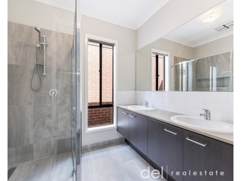 73 Rossiter Retreat, Cranbourne North VIC 3977