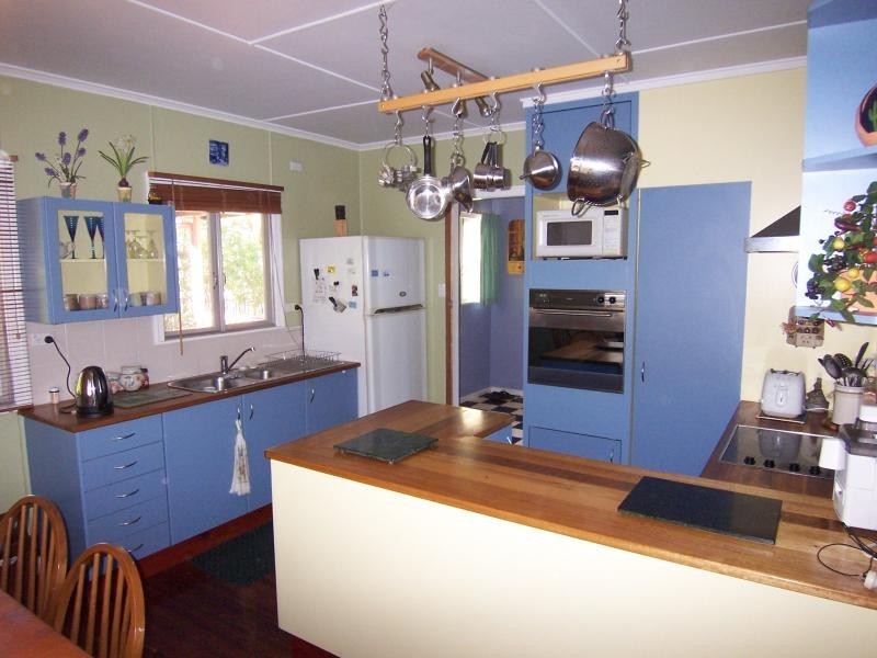10 Edwards Street, Eastern Heights QLD 4305
