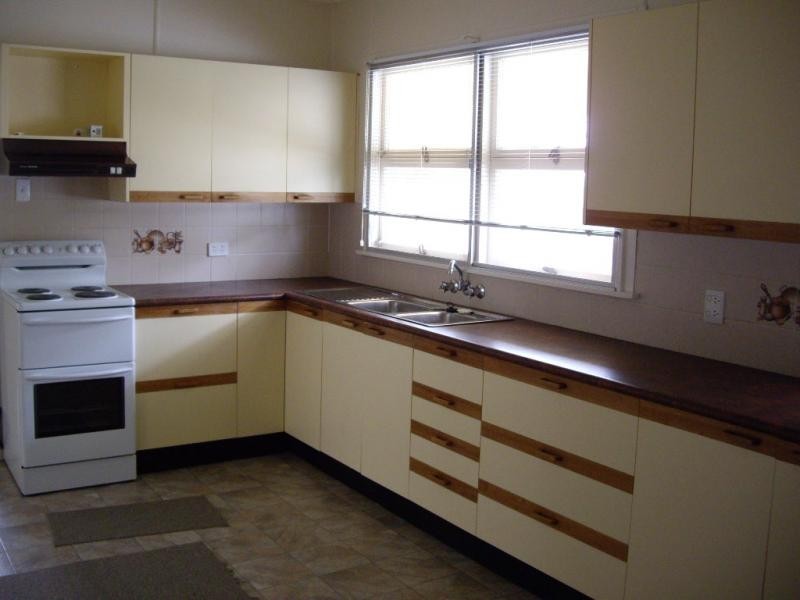 25 Blaxland Street, Eastern Heights QLD 4305