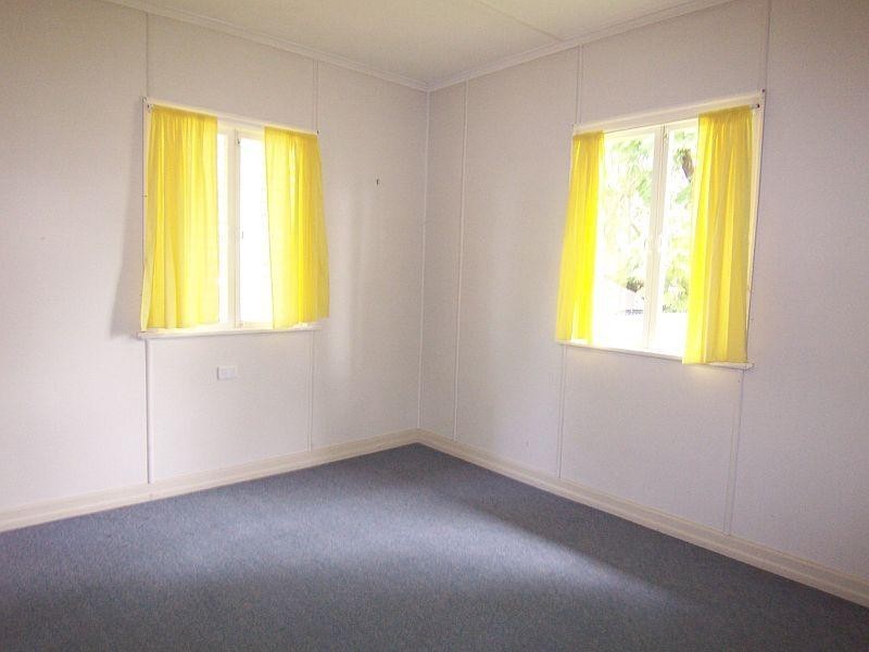 2B Cemetary Rd, Eastern Heights QLD 4305