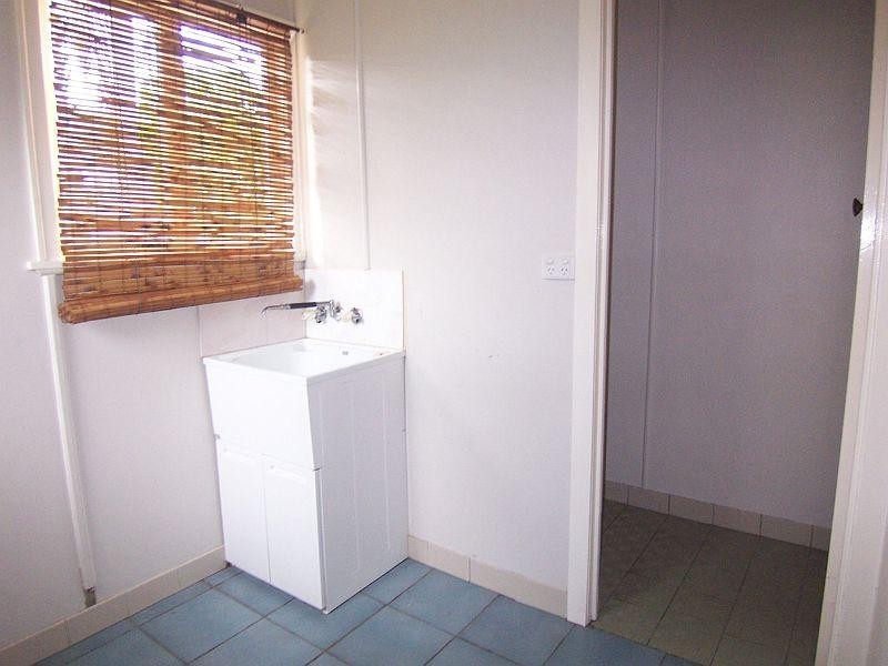 2B Cemetary Rd, Eastern Heights QLD 4305