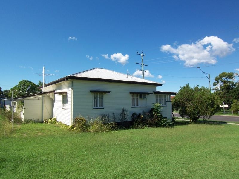 74 Blackstone, Silkstone QLD 4304