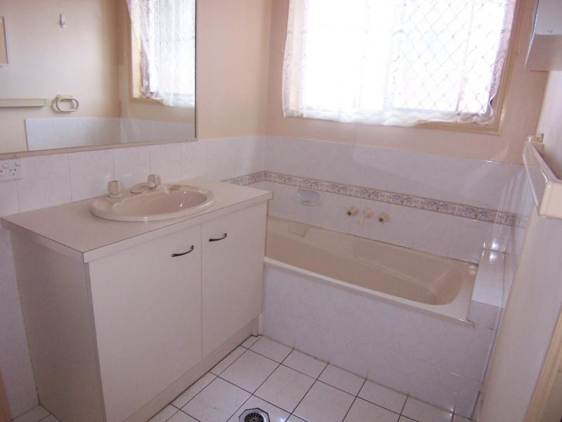 1/29 Cambridge, Silkstone QLD 4304