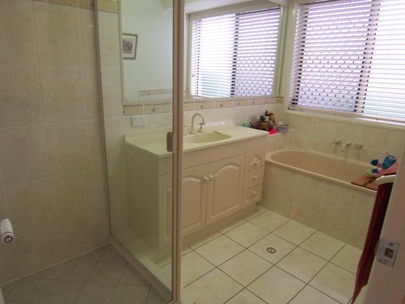 4 Hilldean Drive, Raceview QLD 4305