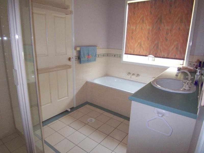 8A Turner St, Eastern Heights QLD 4305