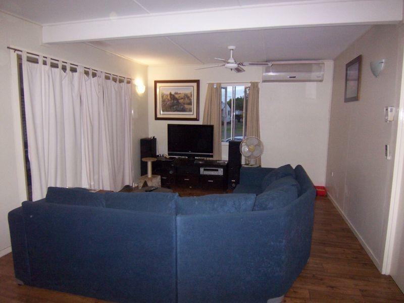 8 Bell Street, Walloon QLD 4306