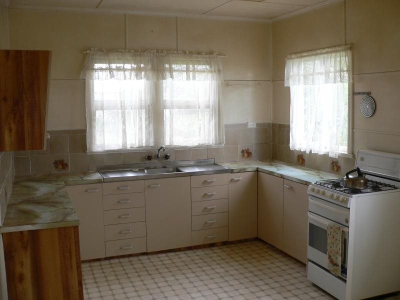 27 Dell St, Eastern Heights QLD 4305