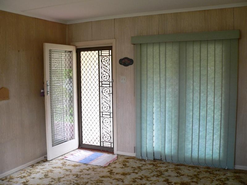 27 Dell St, Eastern Heights QLD 4305