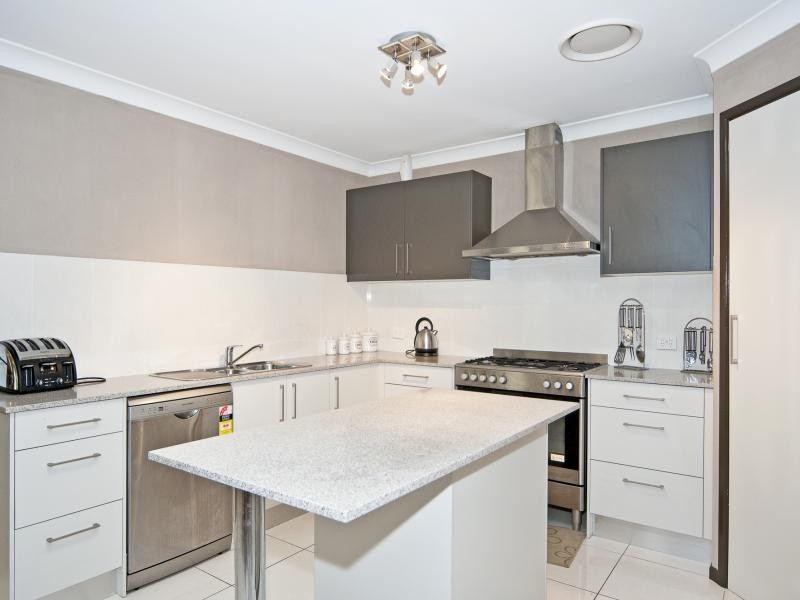 6 Flametree Close, Flinders View QLD 4305