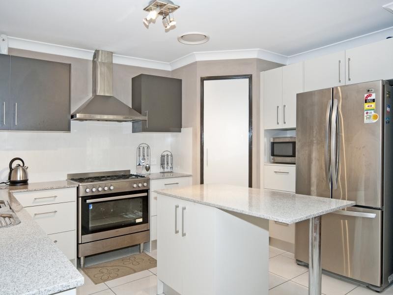 6 Flametree Close, Flinders View QLD 4305