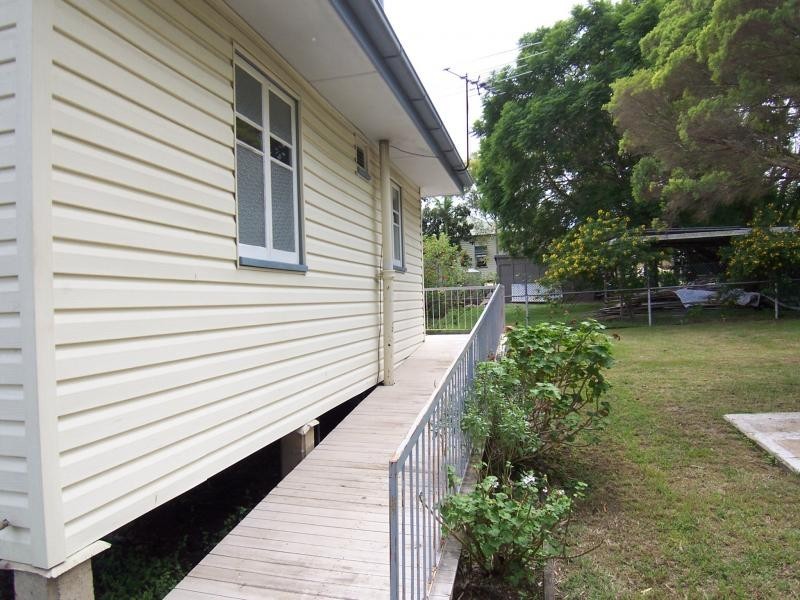 2A Cemetery Rd, Ipswich QLD 4305