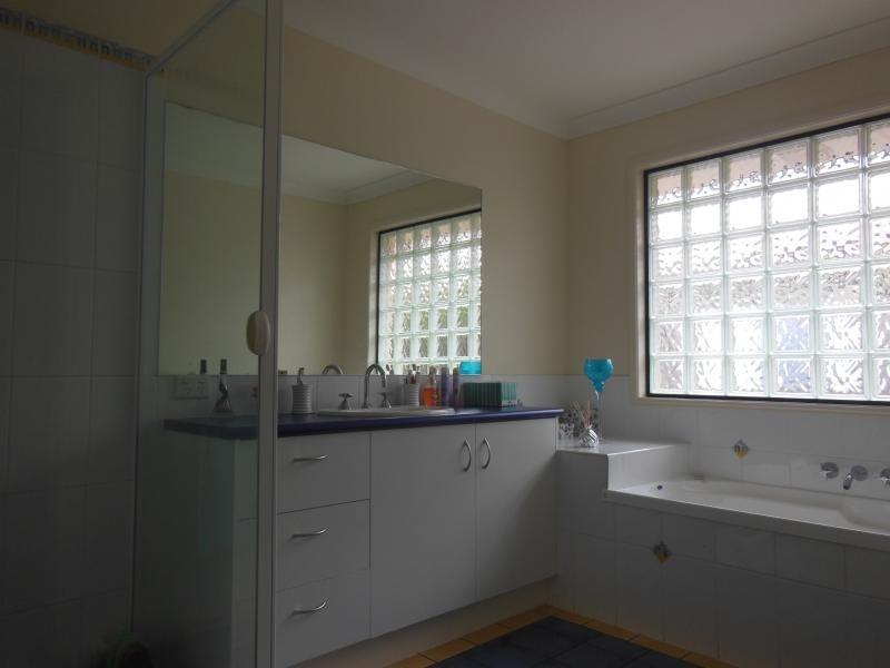 5 Falcon Ct, Flinders View QLD 4305