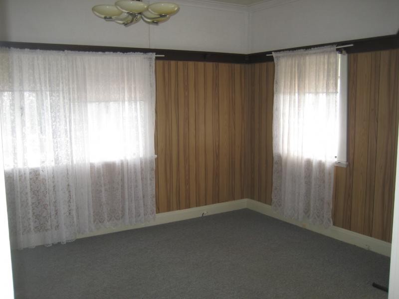 105 Glebe Road, Silkstone QLD 4304