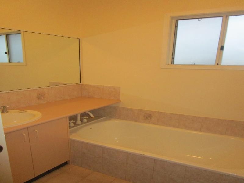 3 Blaxland Street, Eastern Heights QLD 4305