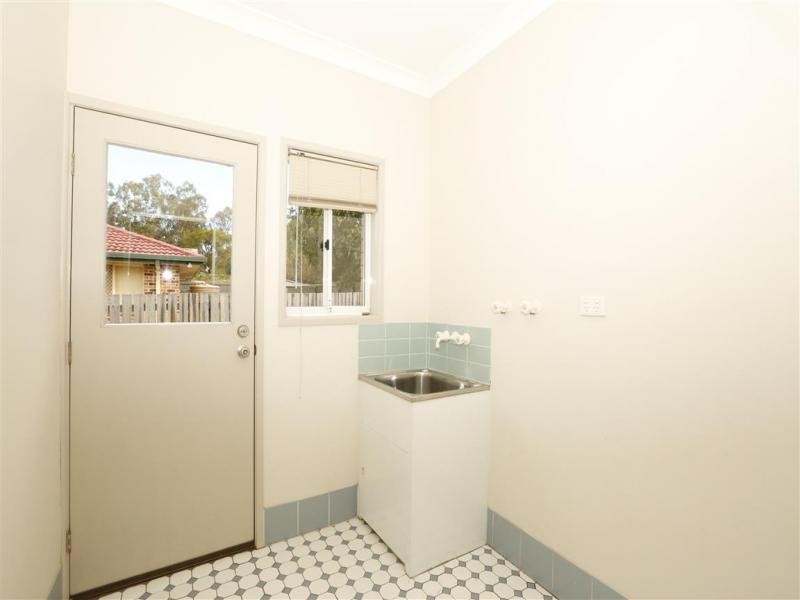 1 Lakewood Court, Flinders View QLD 4305