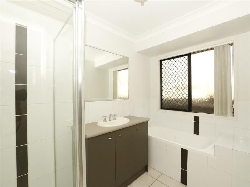 8b Phoenix Court, Churchill QLD 4305