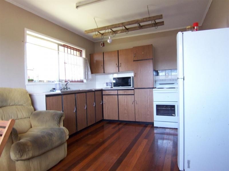 77 Robertson Road, Raceview QLD 4305