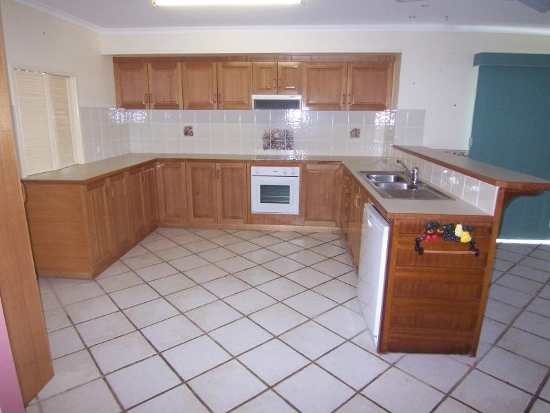 8 Farrell Drive, Walloon QLD 4306