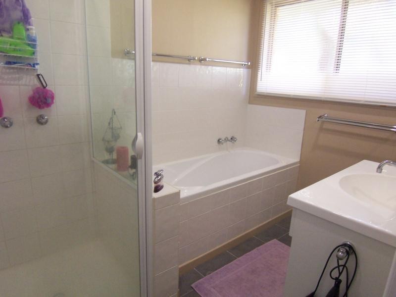 18 Honeysuckle Ct, Walloon QLD 4306