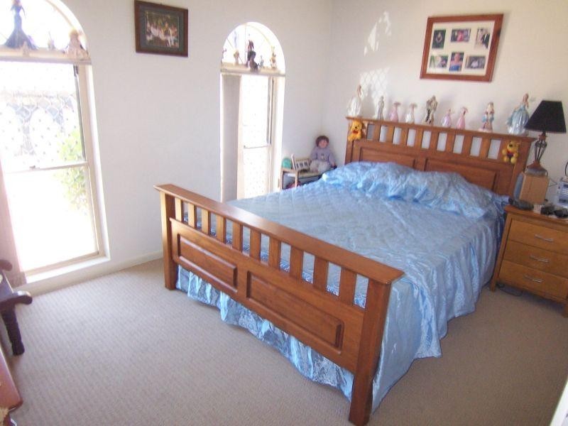 16 Honeysuckle Ct, Walloon QLD 4306