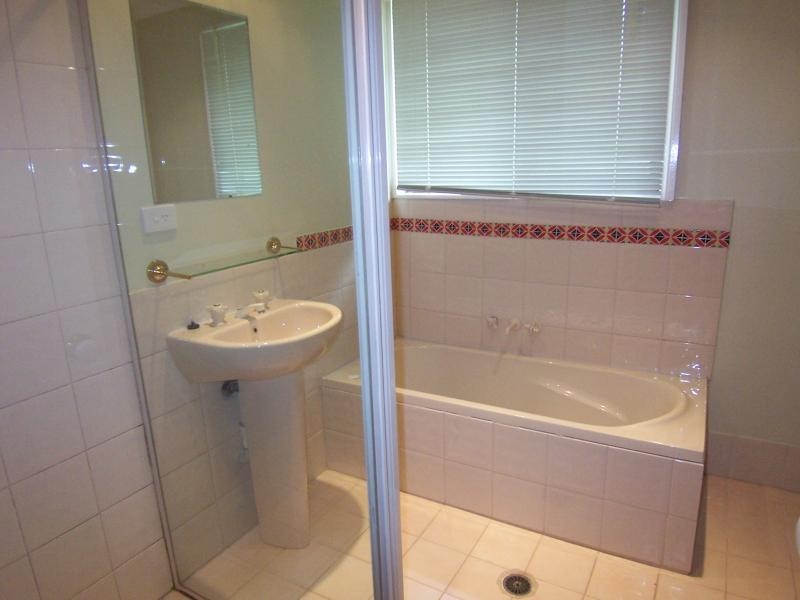 24 Bell Street, Walloon QLD 4306