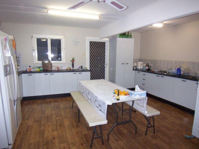 8 Bell Street, Walloon QLD 4306