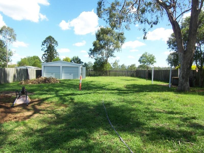 22 Calvin St, Walloon QLD 4306