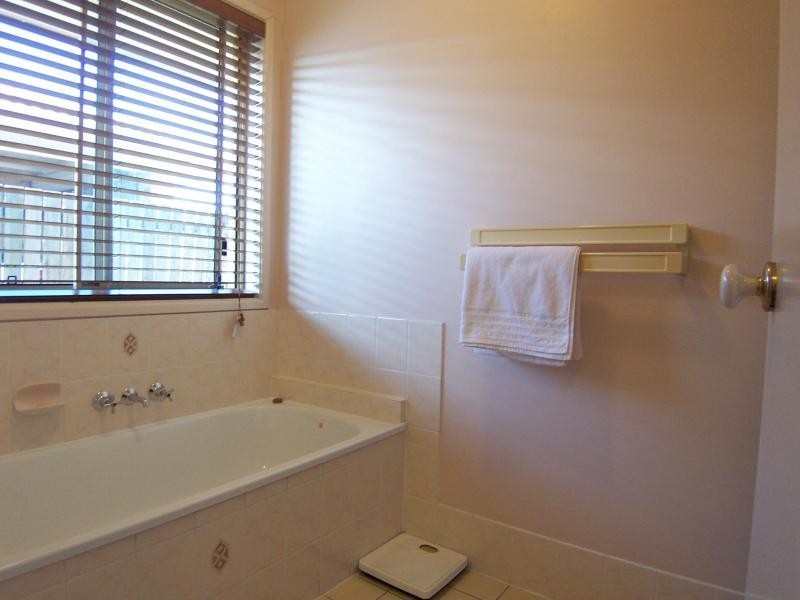 16 Bernadette Cr, Rosewood QLD 4340