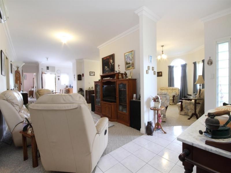 1 Honeysuckle Court, Walloon QLD 4306