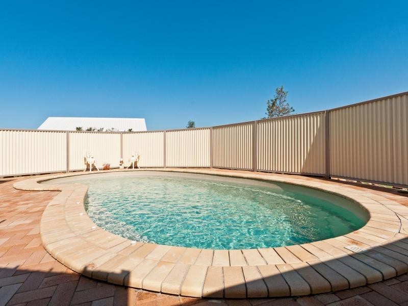 36-38 Roland Ct, Peak Crossing QLD 4306