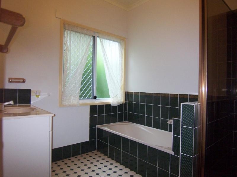 57 Flame Tree Ct, Walloon QLD 4306