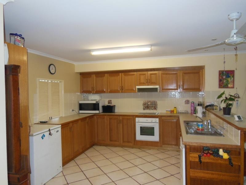 8 Farrell Dr, Walloon QLD 4306