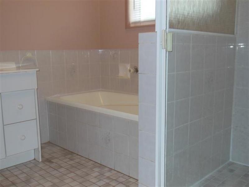 11 Railway Street, Walloon QLD 4306