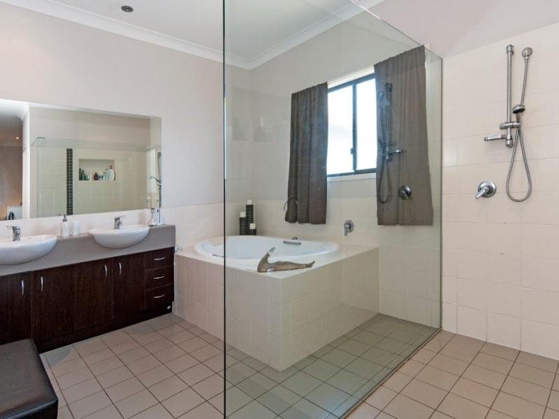10 Mountain Ash Pl, Brookwater QLD 4300