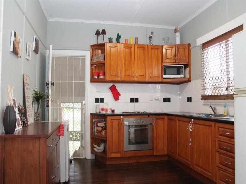 4 Dorothy St, Silkstone QLD 4304