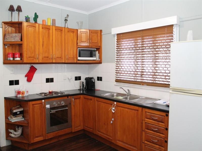 4 Dorothy St, Silkstone QLD 4304