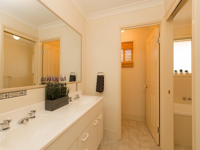 26 Bernadette Cr, Rosewood QLD 4340
