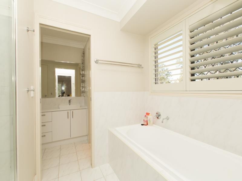 34 Chestnut Dr, Pine Mountain QLD 4306