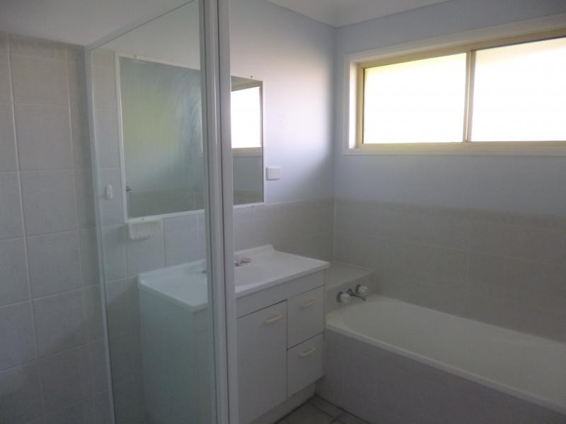 2/35 Bernadette Crs, Rosewood QLD 4340