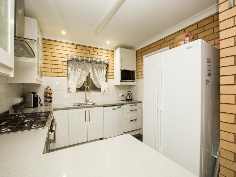 16 Glode Ave, Churchill QLD 4305