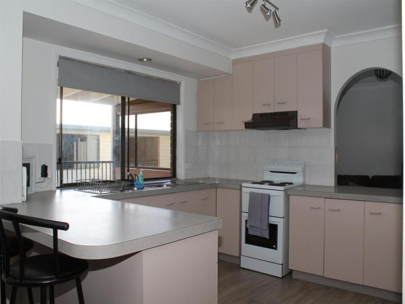33 Hall St, Peak Crossing QLD 4306