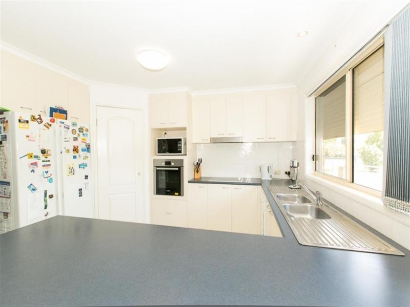 17 Adelong Ave, Thagoona QLD 4306