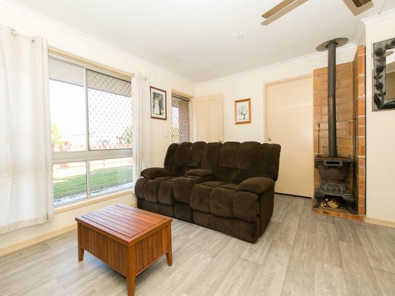 9 Bell st, Walloon QLD 4306