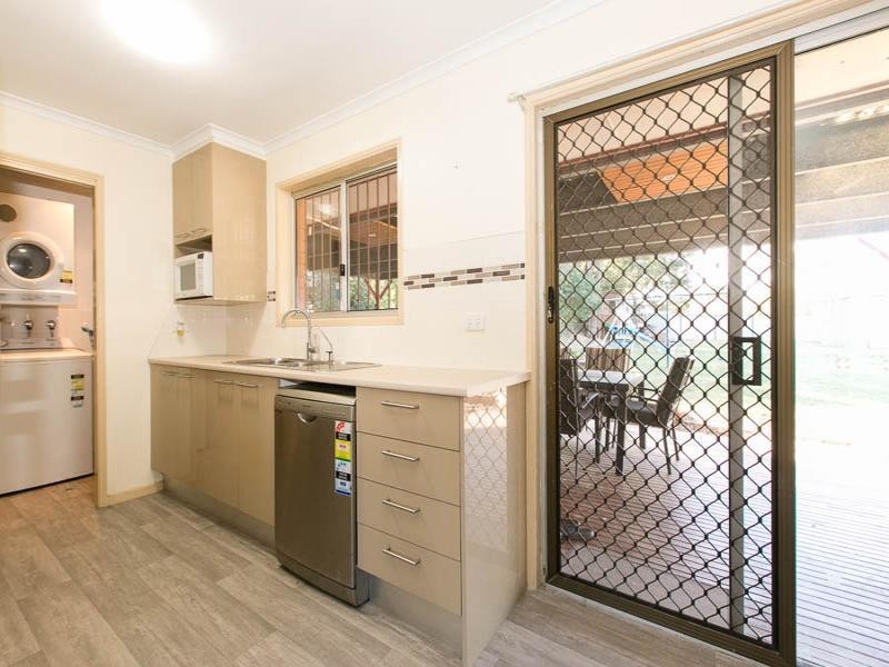 9 Bell st, Walloon QLD 4306