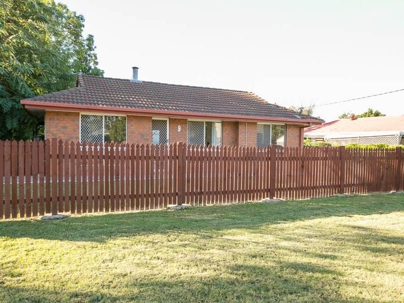 9 Bell st, Walloon QLD 4306