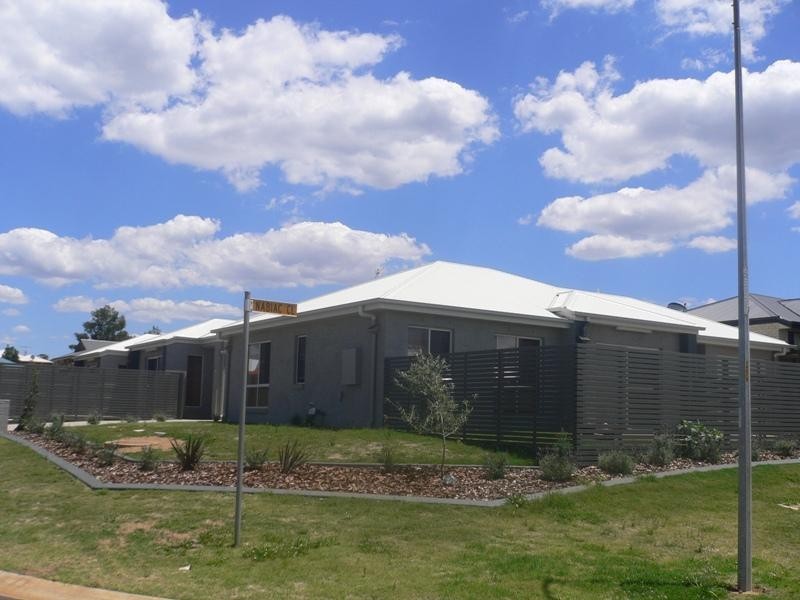 2/13 Sambar Court, Kearneys Spring QLD 4350