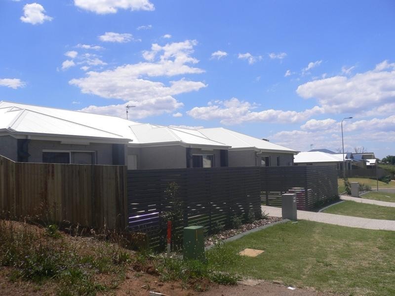 2/13 Sambar Court, Kearneys Spring QLD 4350